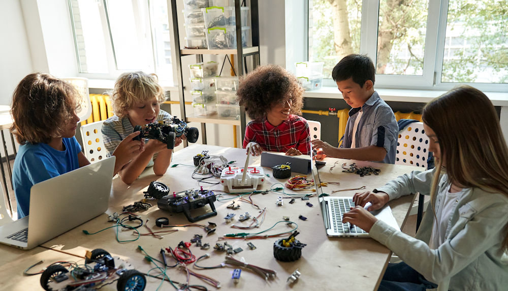 Kinder am Tisch basteln Technik